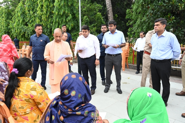गोरखनाथ मंदिर परिसर में लगातार दूसरे दिन जनता दर्शन का आयोजन किया मुख्यमंत्री ने*