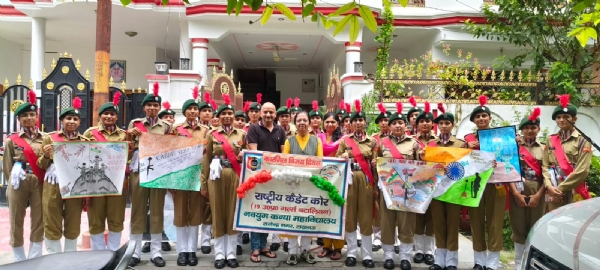 एनसीसी अधिकारी मेजर (डॉ.) मनमीत कौर सोढ़ी के नेतृत्व में परमवीर चक्र विजेता शहीद कैप्टन मनोज कुमार पांडे के आवास पर पहुंचकर उनके चित्र पर पुष्पांजलि अर्पित कर श्रद्धासुमन अर्पित किए।