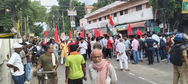 जेपी चौक पर प्रदर्शन करते छात्र नेता