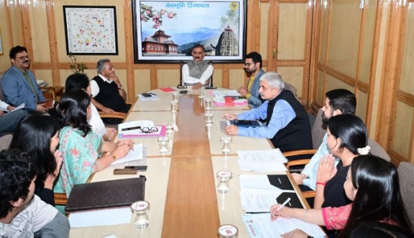 स्वास्थ्य विभाग की बैठक के दौरान मुख्यमंत्री। स्वास्थ्य विभाग की बैठक के दौरान मुख्यमंत्री।