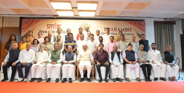 उपराष्ट्रपति एवं राज्यसभा के सभापति सीपी राधाकृष्णन के साथ अन्य लोग मौजूद। उपराष्ट्रपति एवं राज्यसभा के सभापति सीपी राधाकृष्णन के साथ अन्य लोग मौजूद।
