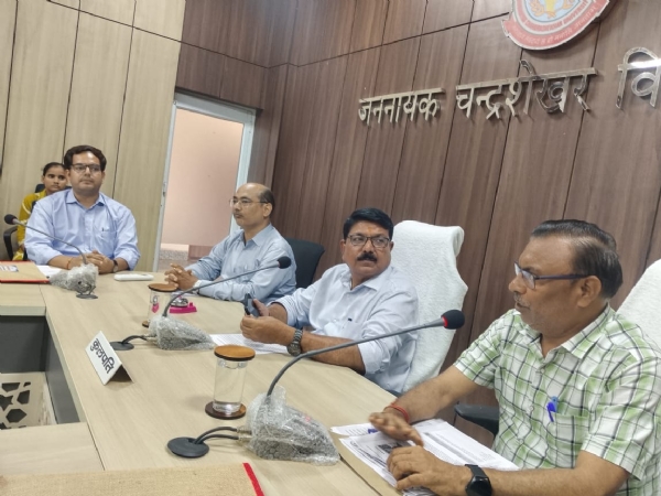 प्रेस कांफ्रेंस करते कुलपति प्रेस कांफ्रेंस करते कुलपति