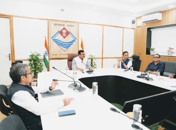बैठक में अधिकारियों को निर्देश देते अधिकारी। बैठक में अधिकारियों को निर्देश देते अधिकारी।
