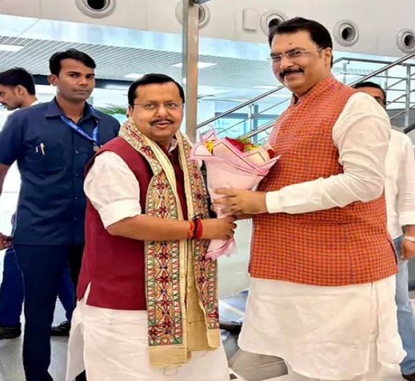पटना एयरपाेर्ट पर नीतीन नवीन का स्वागत करते संजय सरावगी पटना एयरपाेर्ट पर नीतीन नवीन का स्वागत करते संजय सरावगी