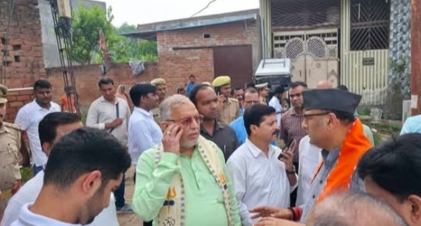 निरीक्षण करते हुए मंत्री सुरेश खन्ना