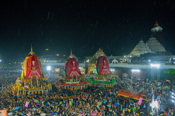 श्री मंदिर, पुरी के सिंहद्वार के समक्ष विराजमान तीन दिव्य रथ। श्री मंदिर, पुरी के सिंहद्वार के समक्ष विराजमान तीन दिव्य रथ।