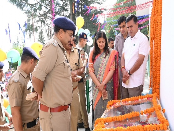 नई टिहरी में श्रीदेव सुमन स्मृति स्थल पर आयोजित मुख्य कार्यक्रम।