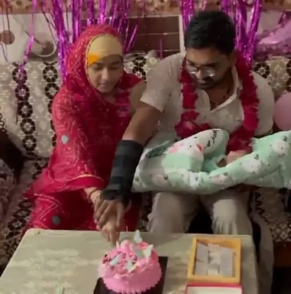 नन्हे मेहमान के घर पर आने की खुशी में पति-पत्नी ने केक काट बेटी होने की खुशी मनाई।