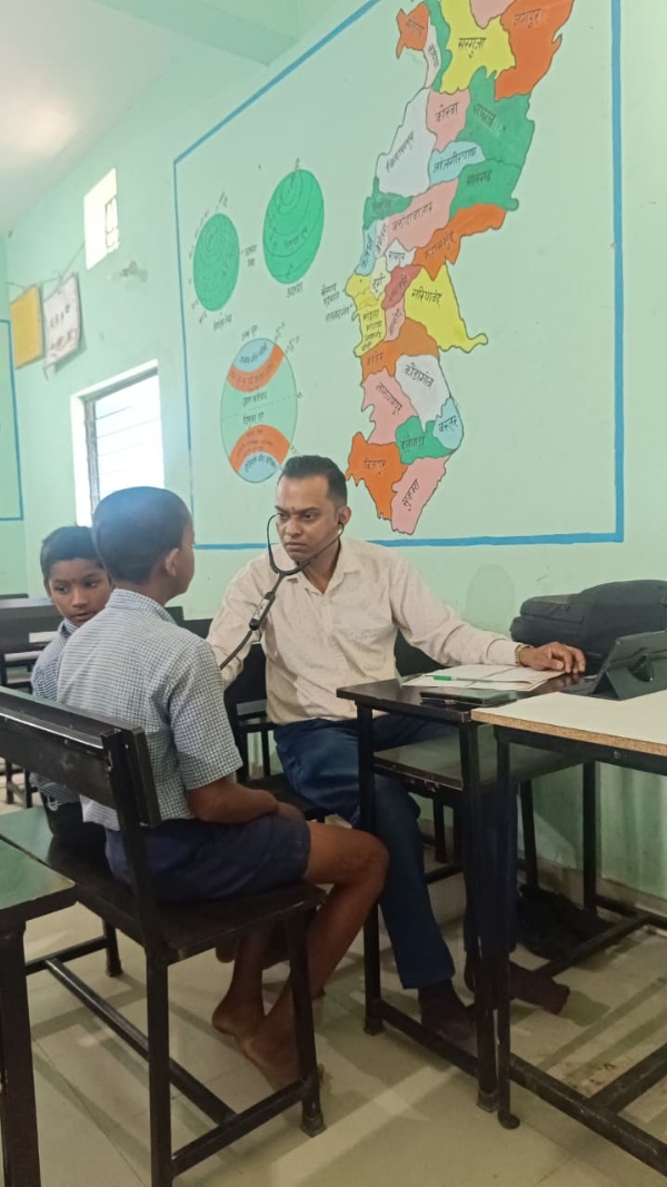 स्कूली बच्चों की निःशुल्क हृदय जांच करते डॉक्टर