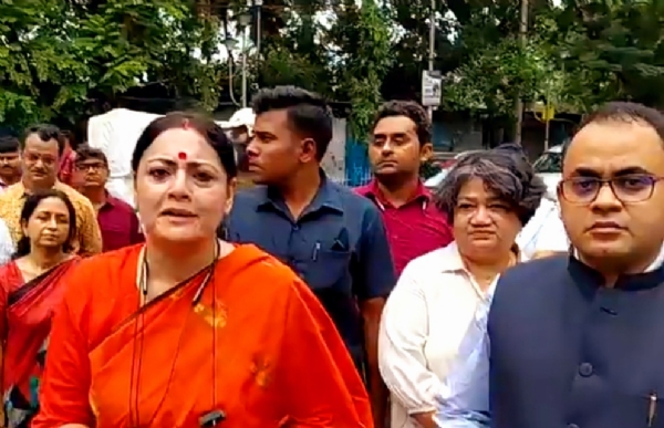 मीडिया  से बात करती मंत्री अग्निमित्र पाल