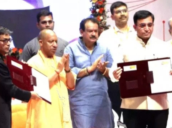 विश्वविद्यालय शिक्षकों के लिए कैशलेस चिकित्सा स्कीम लॉन्च करते हुए योगी आदित्यनाथ