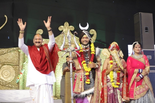 कुबेरेश्वर धाम में शिवमहापुराण के दौरान श्रद्धालुओं का अभिवाचन करते हुए पंडित प्रदीप मिश्रा
