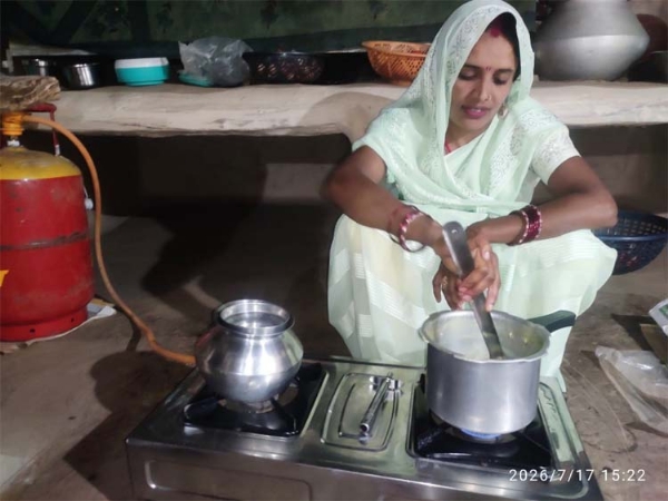 जगेश्वरी यादव काे मिला प्रधानमंत्री उज्ज्वला योजना के तहत गैस कनेक्शन