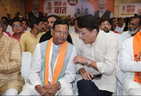 मेरठ में मन की बात सुनते प्रदेश अध्यक्ष पंकज चौधरी