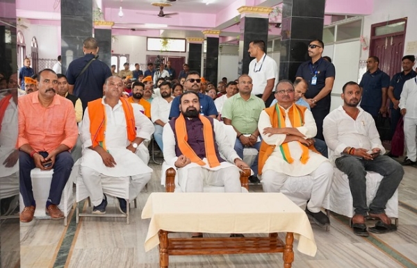 प्रधानमंत्री के मन की बात कार्यक्रम में शामिल होकर उन्हें सुनते मुख्यमंत्री सम्राट चौधरी