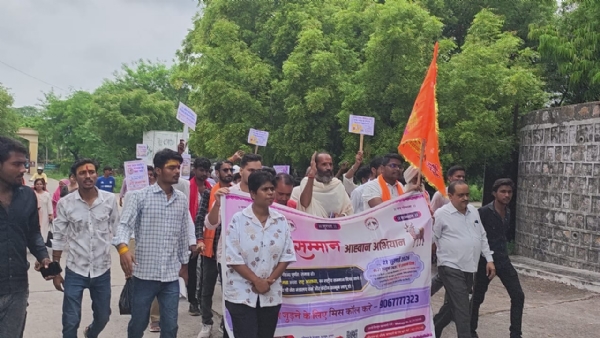 ज्ञापन देने पहुंचे सनातनी