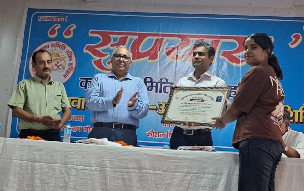 सम्मानित होती छात्रा