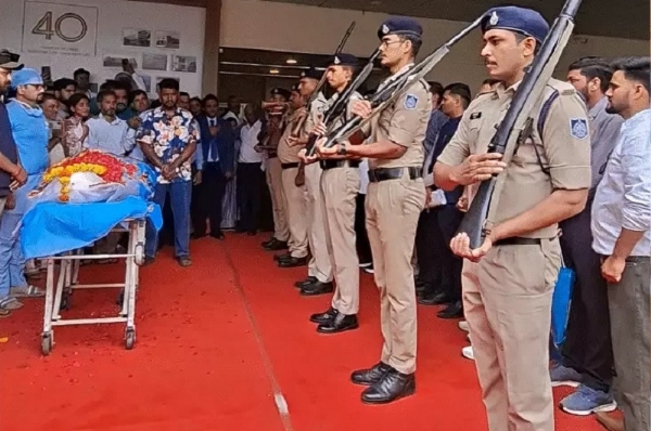 अंगदान के बाद गौरव के पार्थिव शरीर को गार्ड आफ आनर देते हुए
