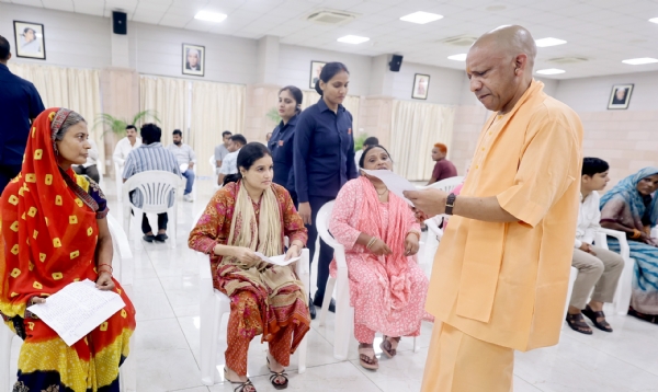 जनता दर्शन में लोगों की सस्याएं सुनते मुख्यमंत्री योगी
