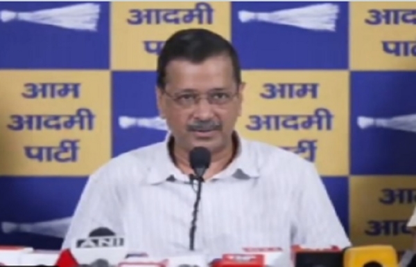 आम आदमी पार्टी (आआपा) के राष्ट्रीय संयोजक अरविंद केजरीवाल पत्रकार वार्ता को संबोधित करते हुए।