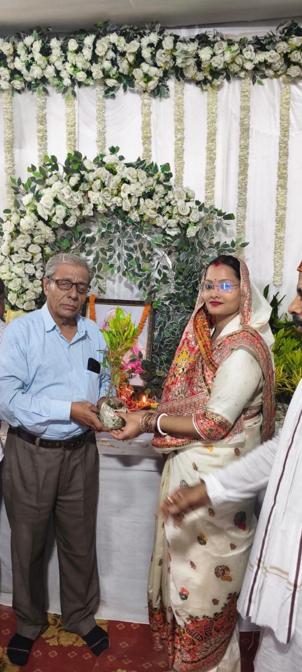 मरणोपरांत नेत्रदाता बच्ची देवी के श्रद्धांजलि सभा में पौधा बांट पर्यावरण संरक्षण का दिया गया संदेश