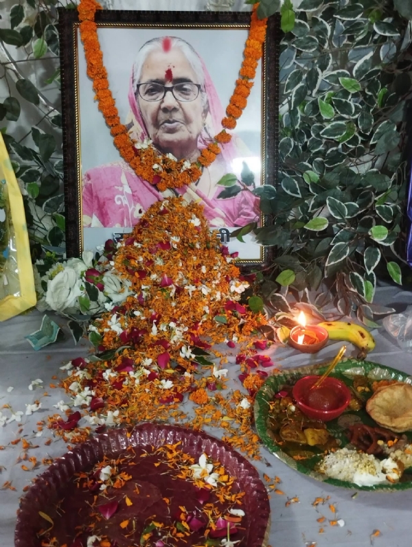 मरणोपरांत नेत्रदाता बच्ची देवी के श्रद्धांजलि सभा में पौधा बांट पर्यावरण संरक्षण का दिया गया संदेश