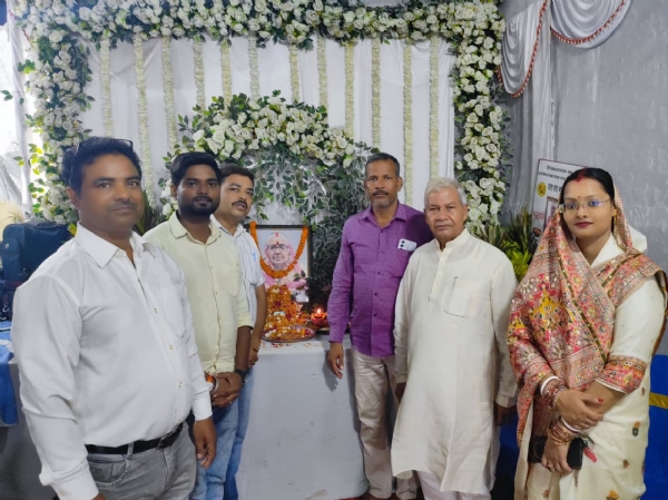 मरणोपरांत नेत्रदाता बच्ची देवी के श्रद्धांजलि सभा में पौधा बांट पर्यावरण संरक्षण का दिया गया संदेश