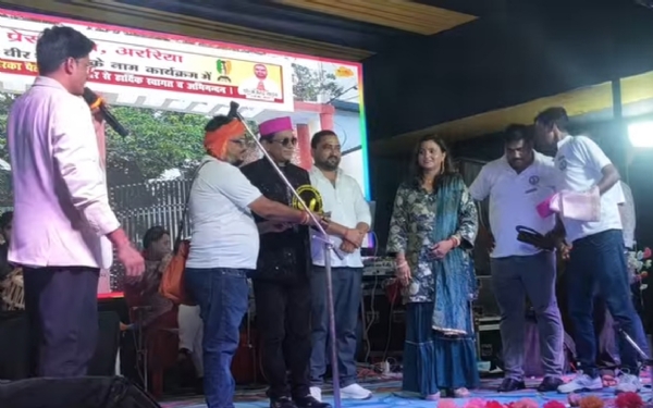 अररिया फोटो:गायक अमर आनंद और प्रिय राज को सम्मान