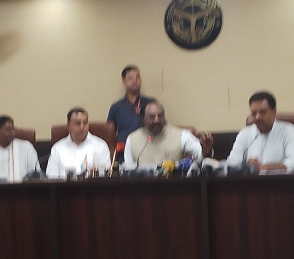 पत्रकार वार्ता करते हुए लाल आर्य