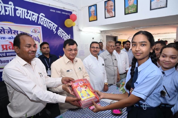 शाला प्रवेशोत्सव में मंत्री लखनलाल देवांगन ने बच्चों का किया स्वागत, बोले- मन लगाकर पढ़ें और जिले का नाम करें रोशन
