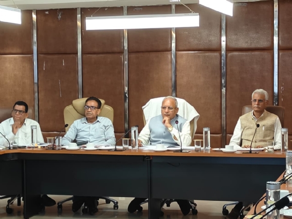 हरियाणा के लोक निर्माण विभाग (भवन एवं सडक़ें) मंत्री रणबीर गंगवा बैठक लेते हुए