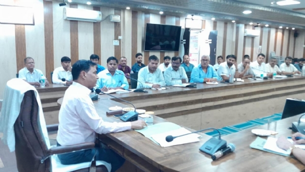 फोटो। बैठक में दिशा निर्देश देते हुए डीएम