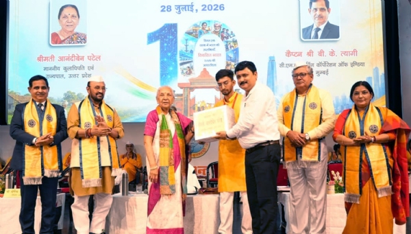 काशी विद्यापीठ के दीक्षांत समारोह में राज्यपाल छात्रों को गोल्ड मेडल देती हुई