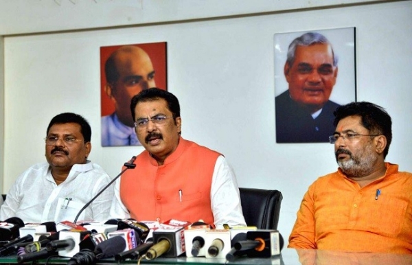 बांकीपुर उपचुनाव को लेकर संयुक्त पत्रकार वार्ता के दौरान संजय सरावगी, उमेश कुशवाहा और अन्य
