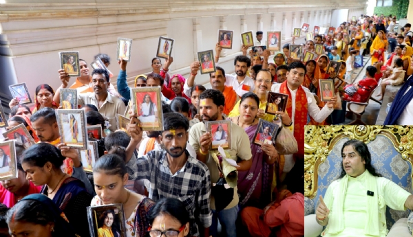 दीक्षा लेने वाले नये शिष्य इंसेट में देवकीनंदन महाराज शिष्याें काे संबाेधित करते हुए