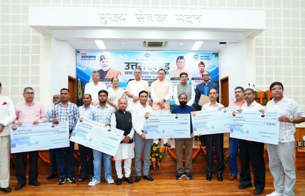 उत्तराखंड स्वच्छ गतिशीलता परिवर्तन नीति-2024 के तहत सब्सिडी चेक प्राप्त करने के बाद मुख्यमंत्री पुष्कर सिंह धामी के साथ छह लाभार्थी वाहन स्वामी।