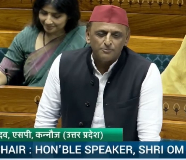 अखिलेश यादव संसद में