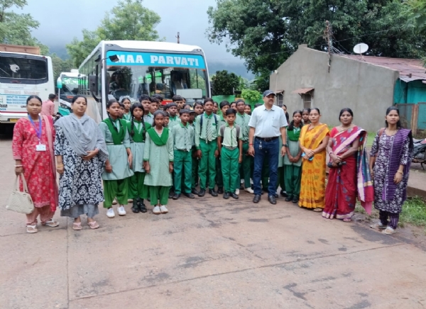 गुवा सेल प्रबंधन और टाटा स्टील नोवामुंडी द्वारा उपलब्ध कराए गए वाहन