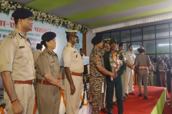 सरेंडर करते नक्सली
