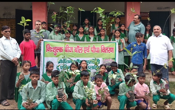 आंनद मार्ग द्वारा विद्यार्थियों के बीच 300 फलदार एवं पुष्पदार पौधों का वितरण