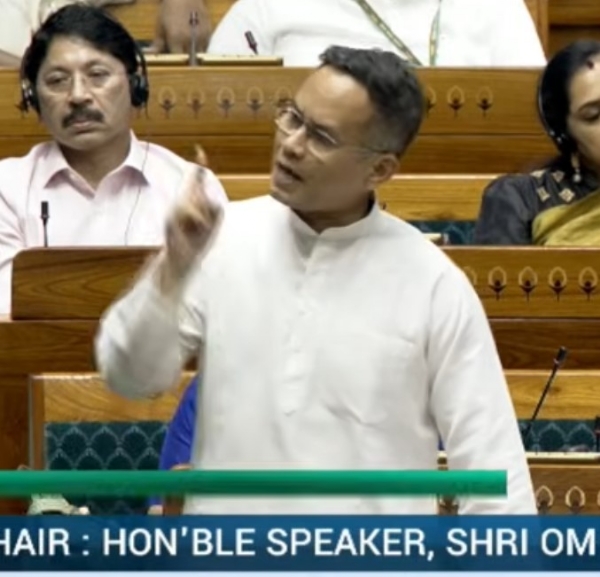 गोगोई भाषण देते हुए