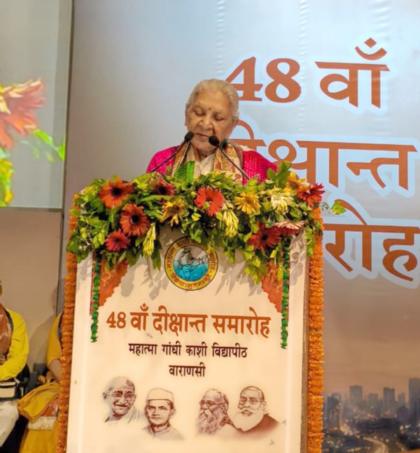 काशी विद्यापीठ के दीक्षांत समारोह में राज्यपाल छात्रों को गोल्ड मेडल देती हुई