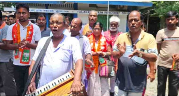बीजेपी कार्यकर्ता करताल और हारमोनियम के साथ पंचायत कार्यालय जाते हुए   