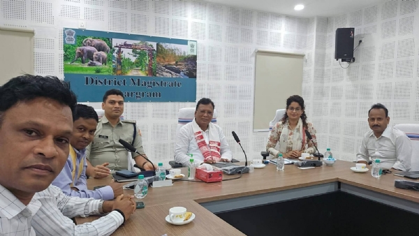 झाड़ग्राम प्रशासनिक बैठक करते अधिकारीगण