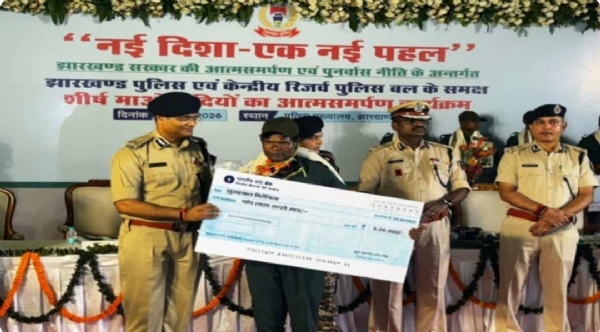 सरेंडर करते नक्सली
