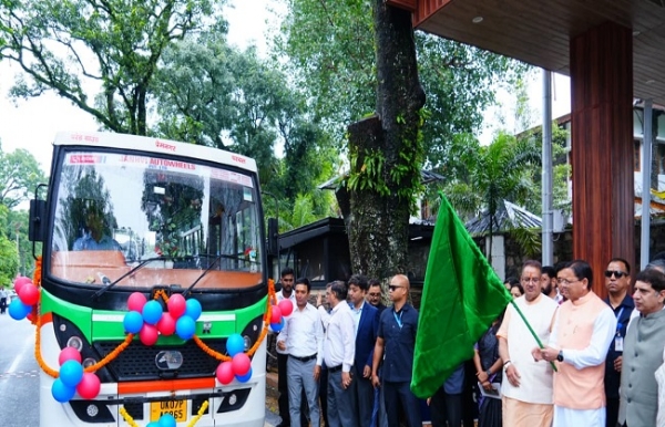 स्वच्छ ईंधन आधारित वाहनों को मुख्यमंत्री हरी झंडी रिखाकर रवाना करते हुए।