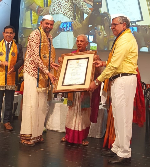 काशी विद्यापीठ के दीक्षांत समारोह में राज्यपाल छात्रों को गोल्ड मेडल देती हुई