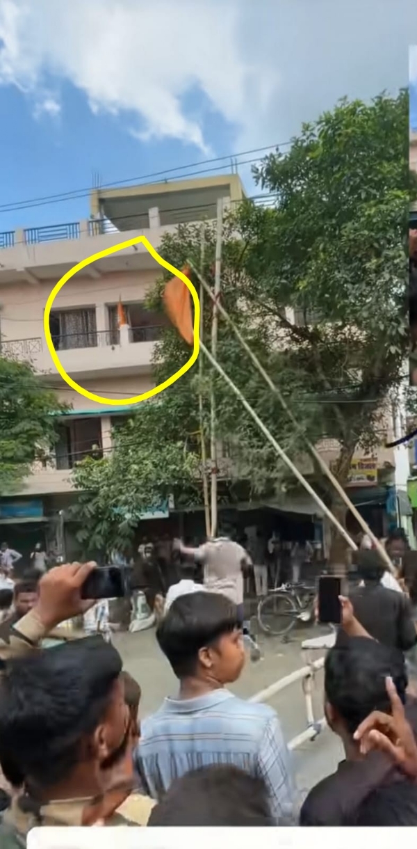 बीजेपी नेता के घर के सामने प्रदर्शन करते उपद्रवी