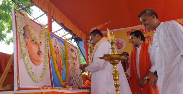 श्यामा प्रसाद मुखर्जी को श्रद्धांजलि देते शुभेंदु अधिकारी