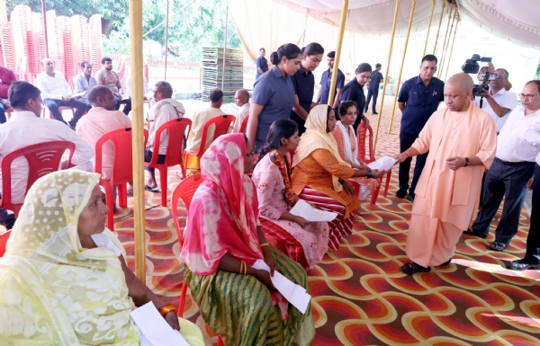 मुख्यमंत्री योगी आदित्यनाथ जी, दिनांक 29 जुलाई  2026 को गोरखनाथ मंदिर, गोरखपुर में आयोजित जनता दर्शन में लोगों की समस्याओं को सुना और संबंधित अधिकारियों को प्राथमिकता के साथ जन-समस्याओं के शीघ्र निराकरण के निर्देश दिए।